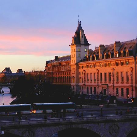 Two Bedroom Luxury Apartment - Balcony With View Of Notre Dame ปารีส ภายนอก รูปภาพ