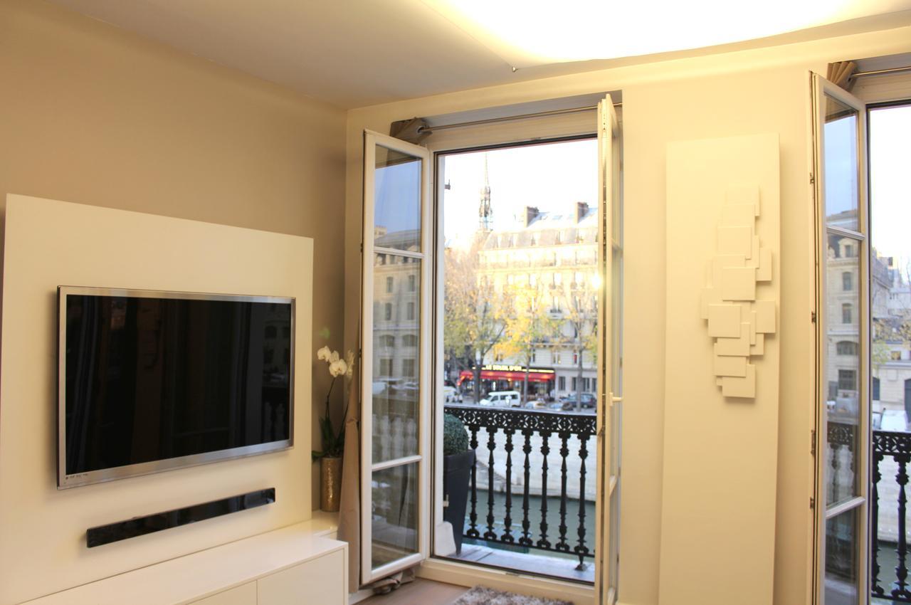 Two Bedroom Luxury Apartment - Balcony With View Of Notre Dame ปารีส ภายนอก รูปภาพ
